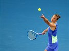 eská tenistka Karolína Plíková pi podání na Australian Open.