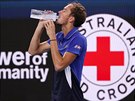 Ruský Daniil Medvedv se oberstvuje bhem 2. kola Australian Open.