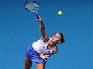 Karolína Plíková servíruje v prvním kole Australian Open.