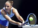 Karolína Plíková se natahuje k bekhendu v prvním kole Australian Open.