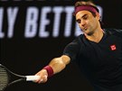 výcar Roger Federer hraje forhend ve tetím kole Australian Open.