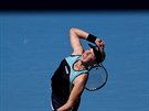 Ruska Anastasija Pavljuenkovová servíruje ve tetím kole Australian Open.