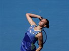 Karolína Plíková podává ve tetím kole Australian Open.