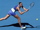Karolína Plíková se natahuje k bekhendu ve tetím kole Australian Open.