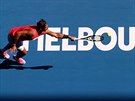 panl Rafael Nadal se natahuje po míi ve tetím kole Australian Open.