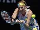 eská tenistka Petra Kvitová hraje bekhend v osmifinále Australian Open.
