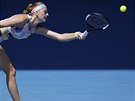 Petra Kvitová se snaí dosáhnout na mí v osmifinále Australian Open.