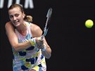 Petra Kvitová hraje bekhend v osmifinále Australian Open.