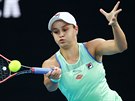 Australanka Ashleigh Bartyová hraje forhend v osmifinále domácího grandslamu v...
