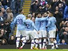 Fotbalisté Manchesteru City se radují z gólu, který vstelil Ilkay Gündogan...