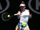Rumunka Simona Halepová odehrává balon bhem osmifinále Australian Open.