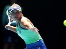 Amerianka Sofia Keninová odehrává balon bhem tvrtfinále Australian Open.