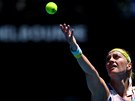 Petra Kvitová podává bhem tvrtfinále Australian Open.