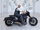 Zdenk Pohlreich pózuje na motorce v krásném pavilonu A brnnského výstavit.