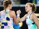 Kateina Siniaková (vpravo) gratuluje po prohraném 1. kole Australian Open...