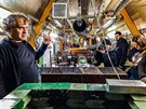 Vedoucí laborato�e David Chvátil (vlevo) vysv�tluje, jak funguje urychlova�...