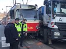 V prask Revolun ulici se srazila tramvaj s nkladnm autem