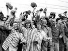 Přeživší vězni z nacistického koncentračního tábora Dachau vítají americké...