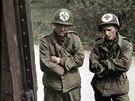 Členové 42. divize 7. americké armády odhalili při osvobození koncentračního...