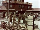 Amerití vojáci ped hlavní branou osvobozeného koncentraního tábora...