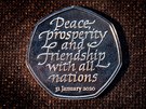 Pamtní padesáticentová mince s nápisem Mír, prosperita a pátelství se vemi...