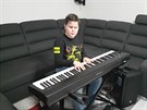 Desetiletý nevidomý pianista hraje na nový nástroj