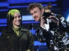 Billie Eilish a její bratr Finneas přebírají Grammy za skladbu roku Bad Guy