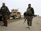 Afghánská armáda putuje ke zícenému letadlu ve východním Afghánistánu....