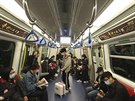 Cestující v hongkongském metru se chrání proti koronaviru. Hongkongská...