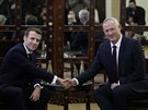 Francouzský prezident Emmanuel Macron (vlevo) a lídr izraelské strany Modrá a...