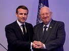 Francouzský prezident Emmanuel Macron (vlevo) a izraelský prezident Reuven...