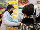 Počet potvrzených případů nákazy novým typem koronaviru stoupl v Číně na 440....