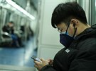 Cestující v Pekingu se bojí šíření koronaviru. Během běžného života používají...