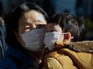 Matka se synem v Hongkongu nosí preventivn ochrannou rouku, bojí se íení...