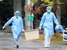 Zdravotníci odnáší kontaminovaný materiál z nemocnice ve Wu-chanu, kde se léčí...