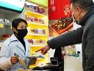 Lékárnice v městě Wu-chan prodává respirační roušky. Kvůli zvýšené poptávce se...