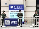 Policie ped uzaveným nádraím msta Wu-chan. (23. ledna 2020)