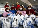 Výroba respiračních roušek v továrně v provincii Che-pej. Roušky se kvůli...