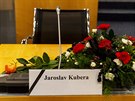 Místo, kde v krajském zastupitelstvu sedával zesnulý Jaroslav Kubera, zstalo...