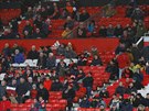 Odcházejí fanouci a proídlé tribuny nad Old Trafford v závru ligového utkání...