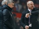 Ole Gunnar Solskjaer, kou Manchesteru United (vlevo) a Sean Dyche, trenér...