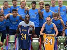 Legendární basketbalista Kobe Bryant a fotbalisté Barcelony pózují bhem turné...