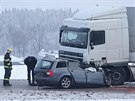 P�i sr�ce osobn�ho auta a kamionu u Jihlavy zem�el �idi� men��ho z voz�.