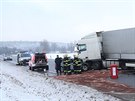 Při srážce osobního auta a kamionu u Jihlavy zemřel řidič menšího z vozů.