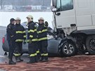 Při srážce osobního auta a kamionu u Jihlavy zemřel řidič menšího z vozů.