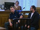 Obviněný Martin Vosyka (vpravo) sedí 22. ledna 2020 u Krajského soudu v Brně,...