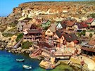 Maltská, filmaři uměle postavená vesnička Popeye Village, pro potřeby natáčení...