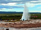 Hork� gejz�r Strokkur na Islandu.