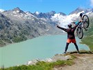 Dojezd na horsk�m kole nad �v�carskou p�ehradu Oberaarsee.