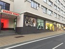 Kasino v centru Teplic, vedle kter�ho je n�kolik pronaj�man�ch obchod�,...